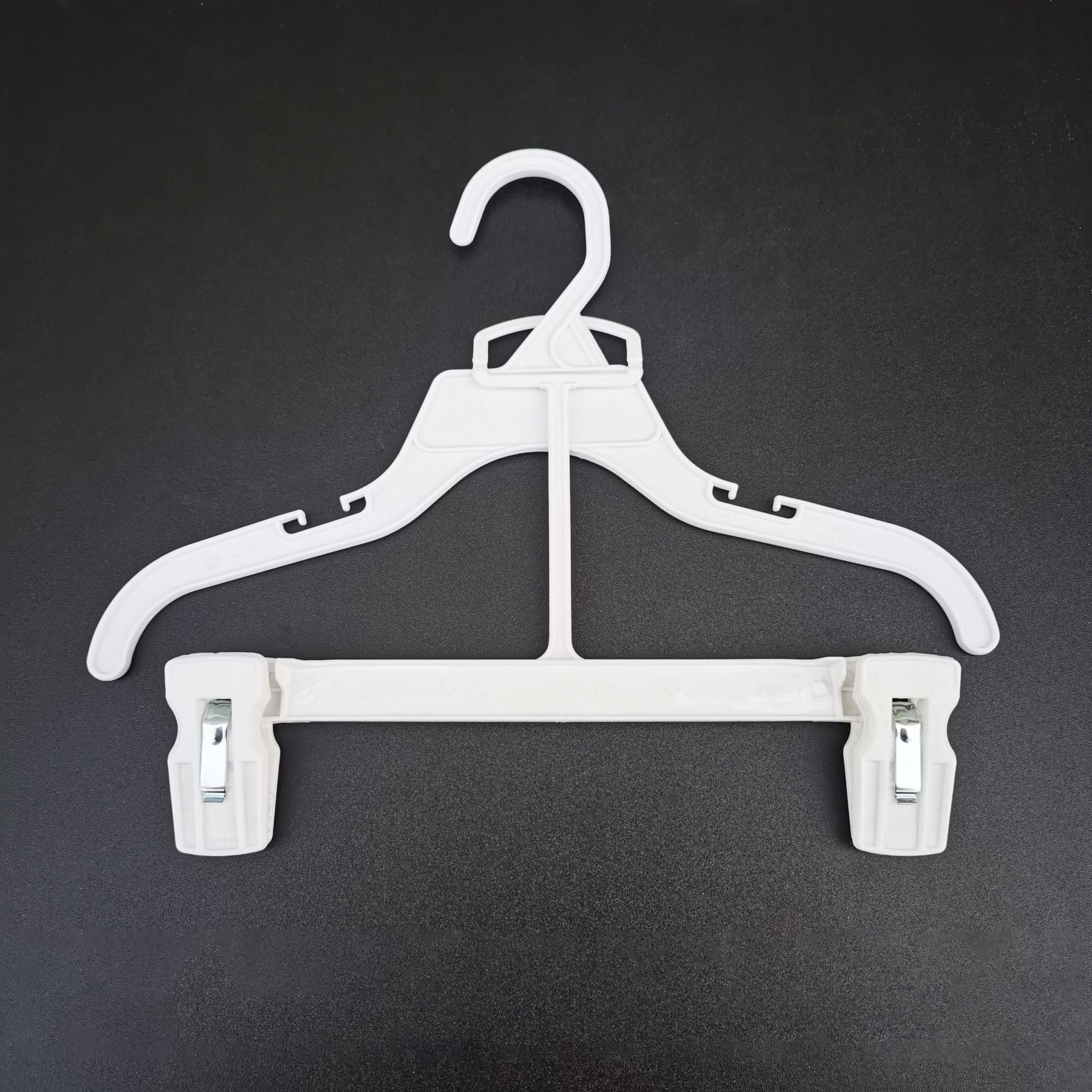 Plastic Pants Hanger for Kids  - Baby Clothing Hangers のレビューと価格